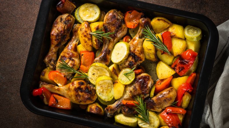 fűszeres csirke zöldségágyon sütve recept